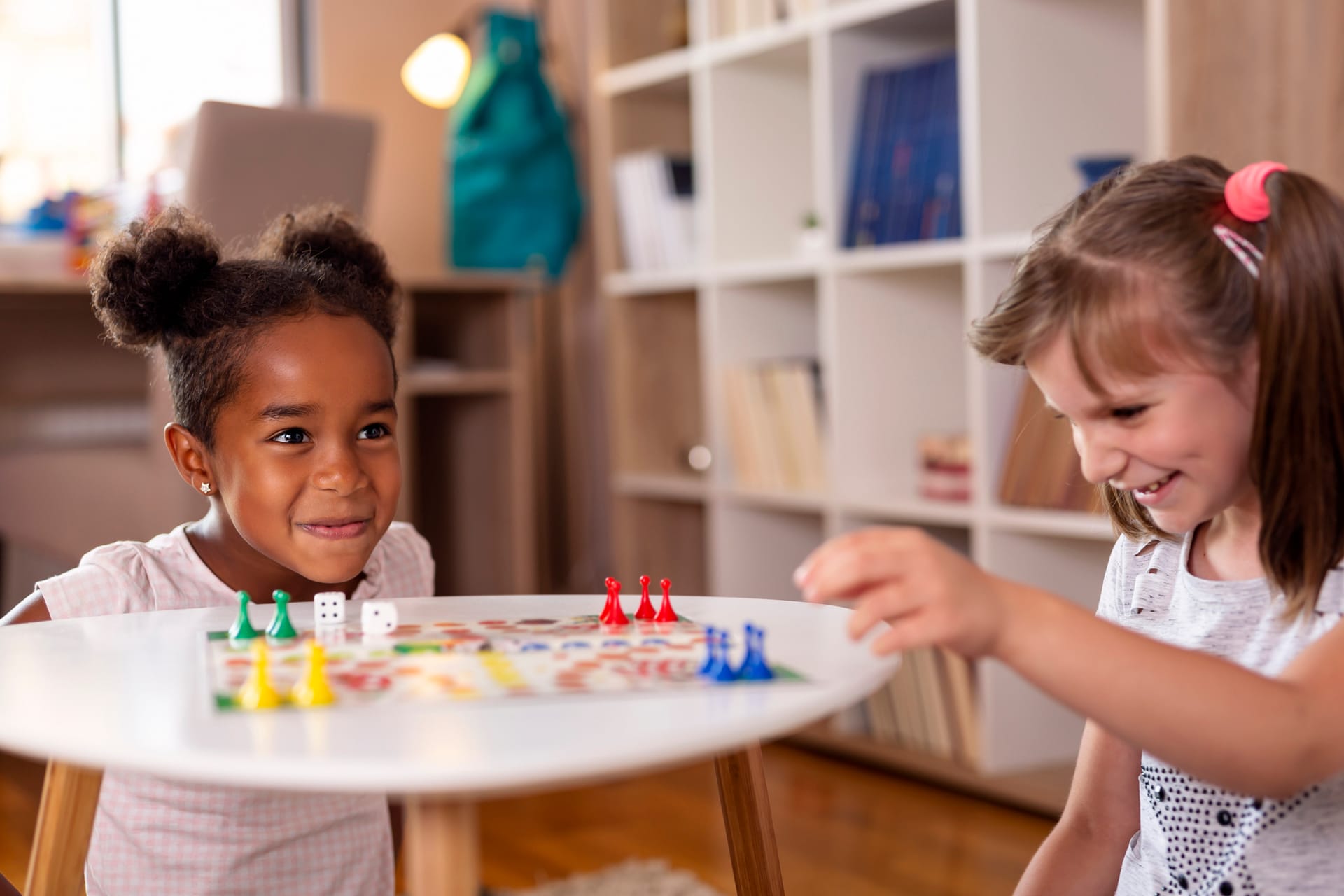 Bewegung und Spaß mit Indoor Spiele Kindergeburtstag im Wohnzimmer