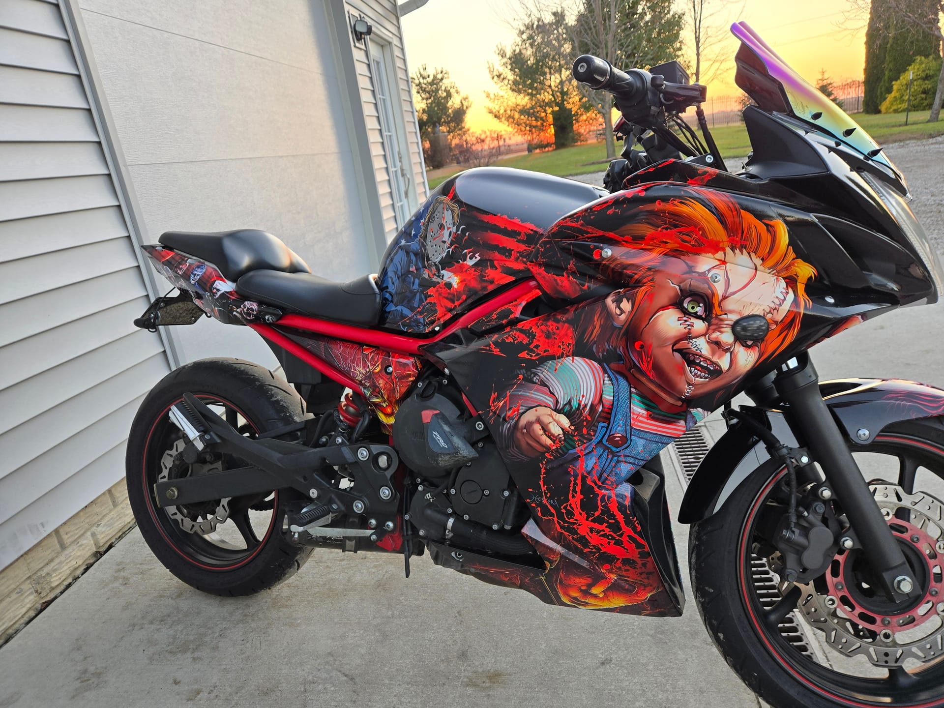 Anime on Car: Machen Sie Ihr Fahrzeug zum Blickfang mit exklusiver Anime-Autofolierung