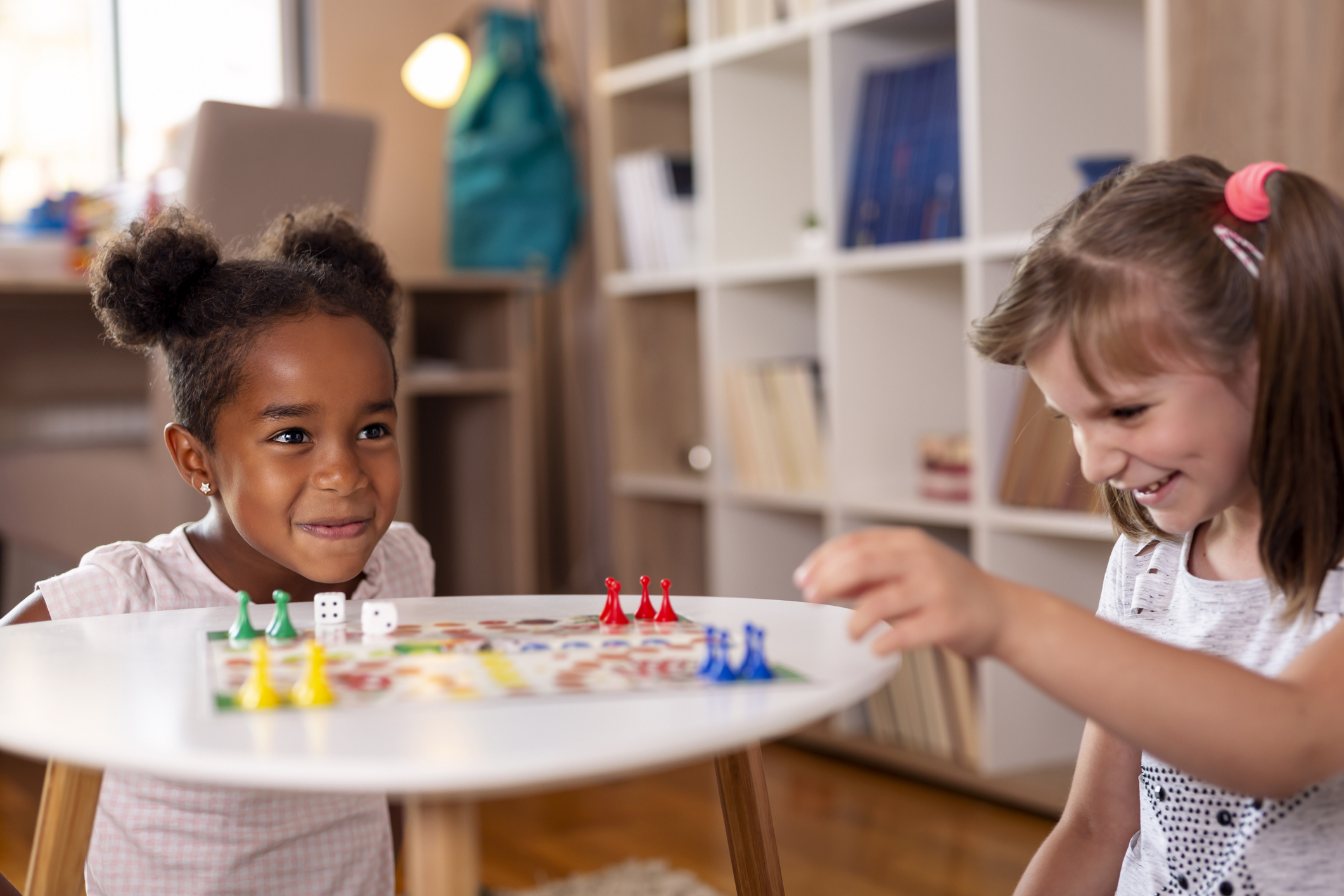 Bewegung und Spaß mit Indoor Spiele Kindergeburtstag im Wohnzimmer