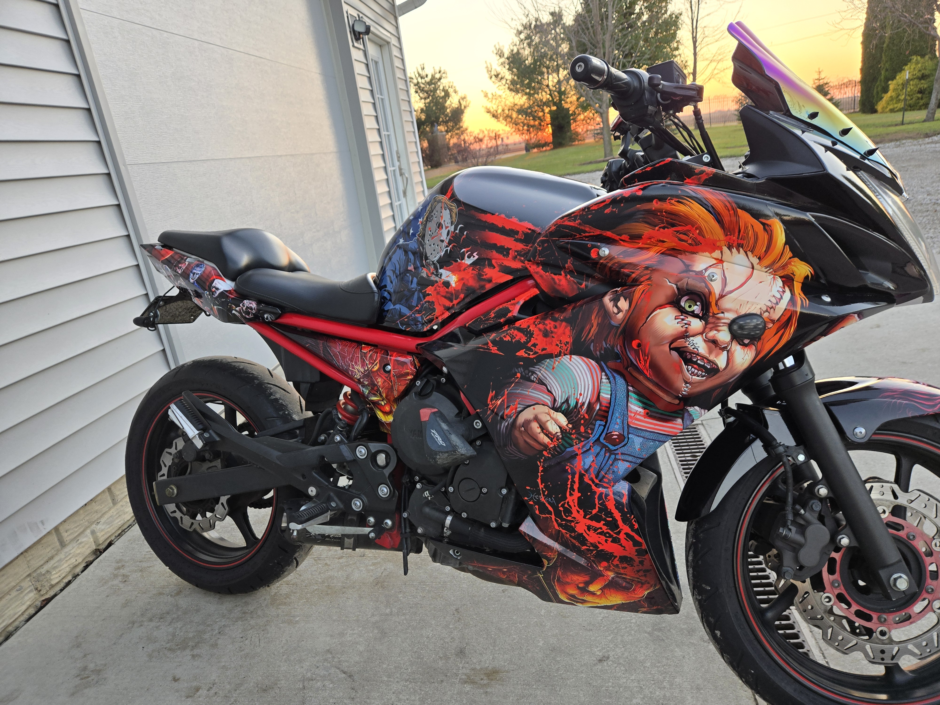 Anime on Car: Machen Sie Ihr Fahrzeug zum Blickfang mit exklusiver Anime-Autofolierung