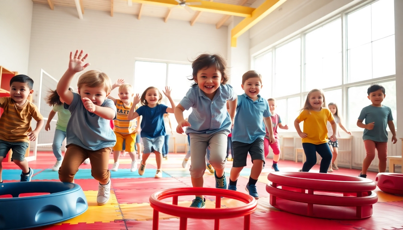 Hier mehr erfahren ueber Kinder, die Spass an Bewegungsspielen in einer Turnhalle haben.